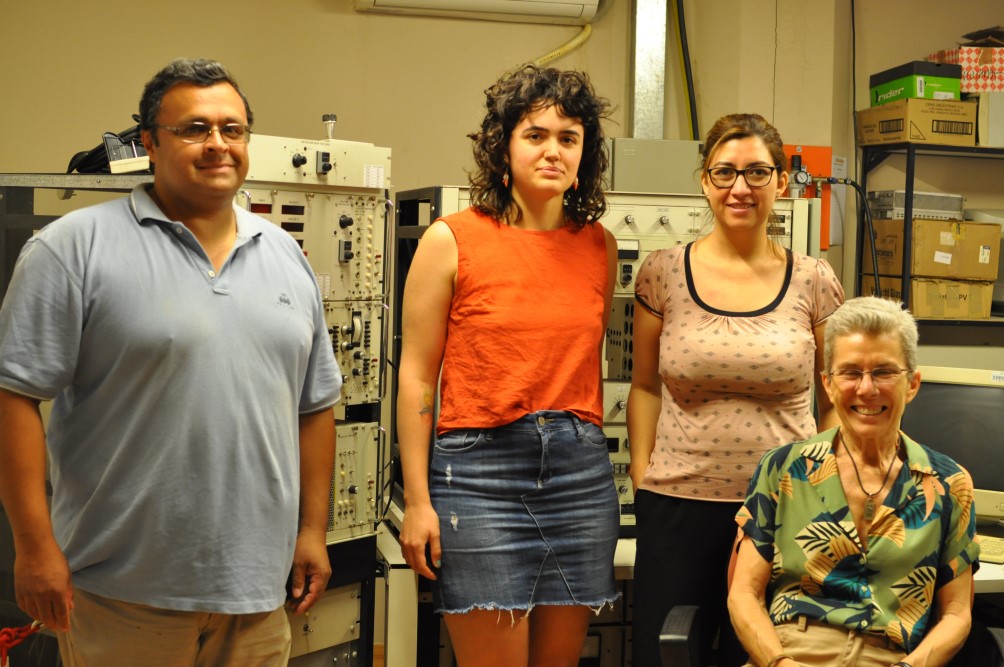 María Eugenia Varela junto a su grupo de investigación en cosmoquímica.